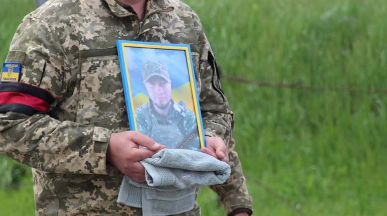«Я приїду додому навесні»: у Броварках попрощалися із загиблим воїном Олександром Тихоненком