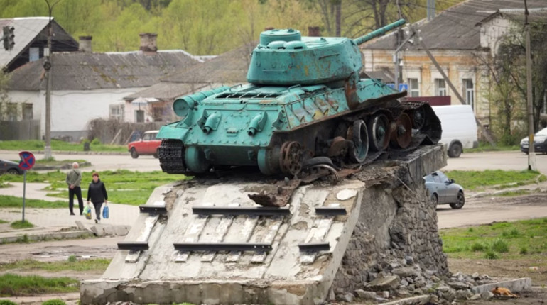 Радянський Т-34 посеред Тростянця: яка доля чекає танка, що на привокзальній площі