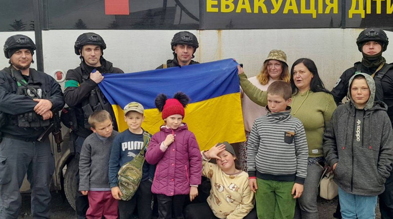 Дітей евакуювали з чотирьох найбільш небезпечних громад Купʼянського району: куди поселяють родини
