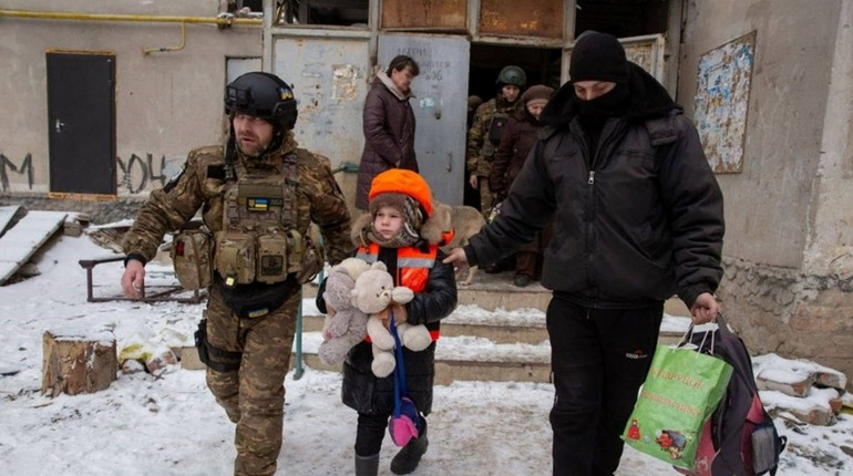 Фотографія порятунку дівчинки під обстрілами в Бахмуті потрапила на марку Укрпошти