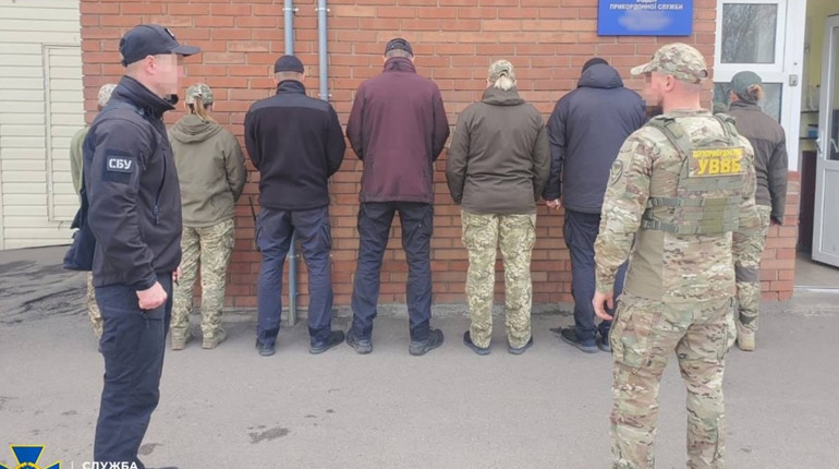 Двоє одеських прикордонників за гроші допомагали призовникам втекти з України