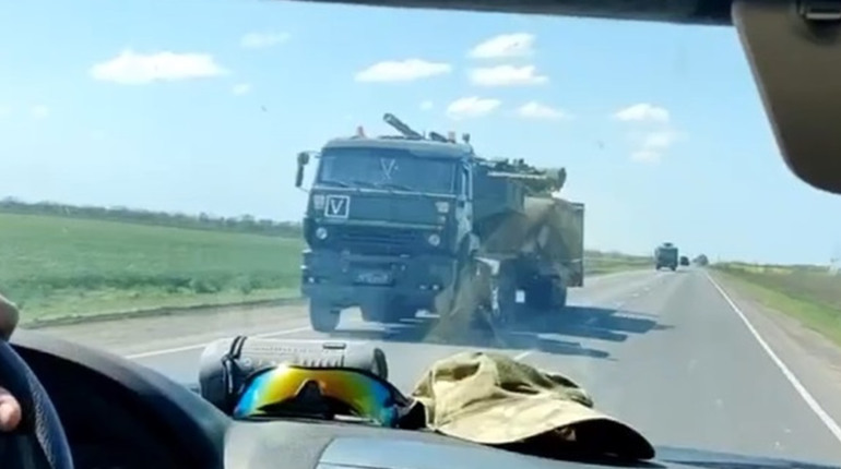 Окупанти активно перекидають важку військову техніку у напрямку Мелітополя