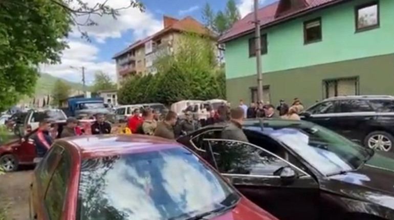 Рахівчани масштабно протестують проти керівника місцевого лісгоспу: що сталося