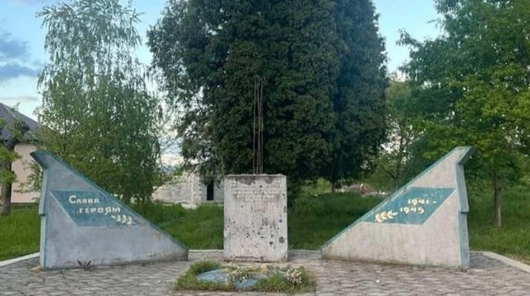 У селах Закарпаття демонтують пам'ятники радянському солдату