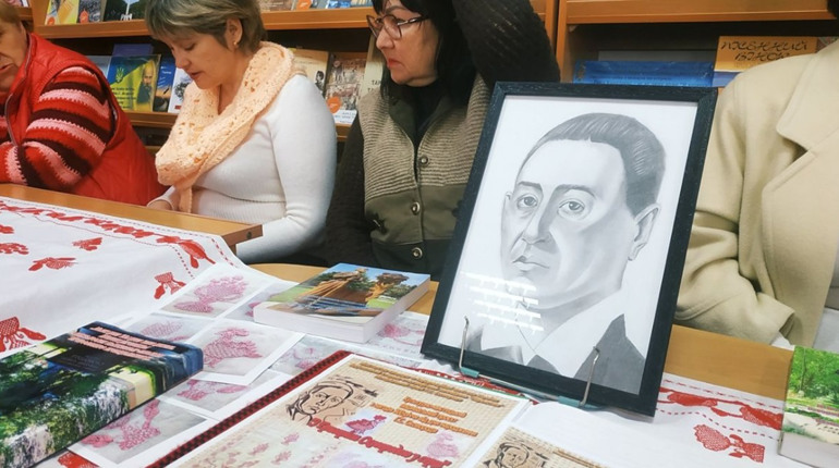 Рушник на честь Григорія Сковороди, який понад рік «мандрував» Україною, привезли до Гадяча