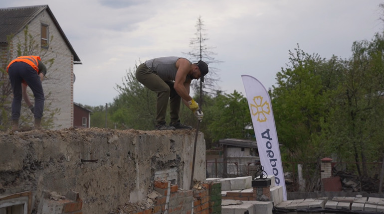 “Добробат” знову приїхав у Тростянець та розбирає завали в приватному будинку. Фото