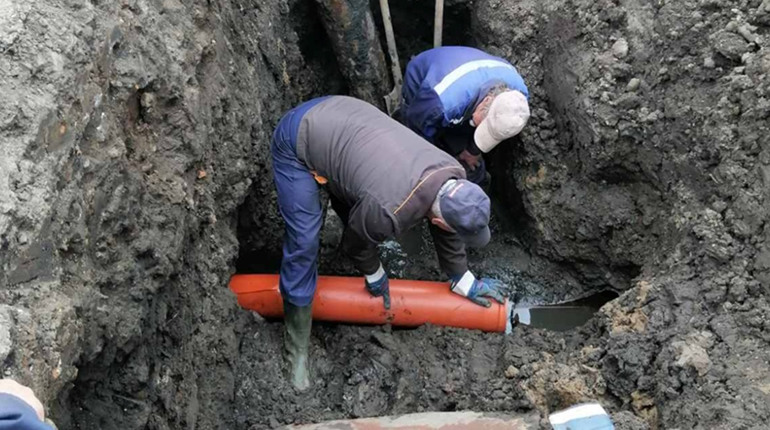 В Тростянці міняють трубу водопостачання на Татаренка: для чого це роблять
