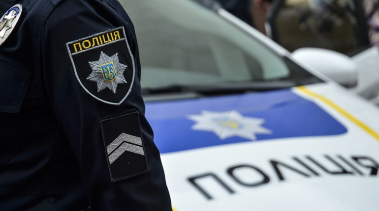 На Старокостянтнівщині двоє чоловіків обікрали 80-річного пенсіонера поки той був у лікарні