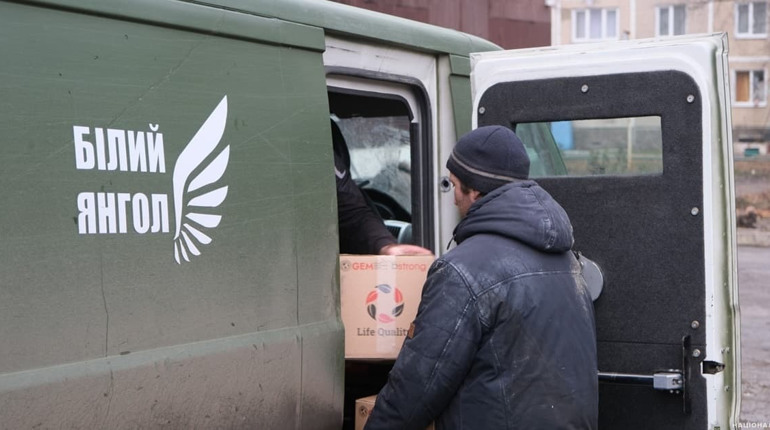 Автомобіль евакуаційного підрозділу "Білий янгол" потрапив під обстріл на Донеччині, є поранені