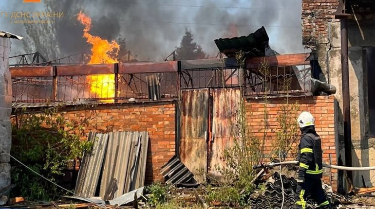 Внаслідок російського обстрілу у Гуляйполі та Оріхові спалахнули пожежі