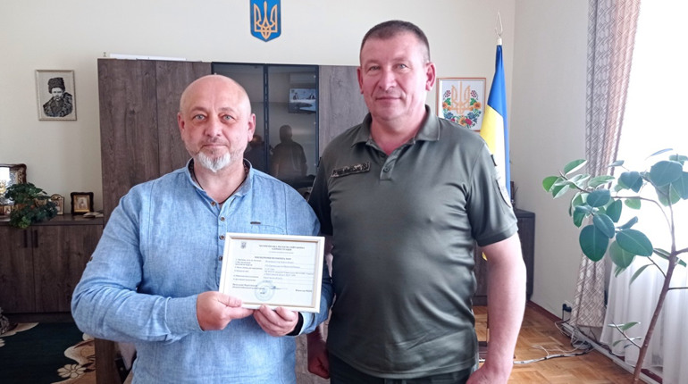 Ніжинський фотохудожник отримав посвідчення волонтера