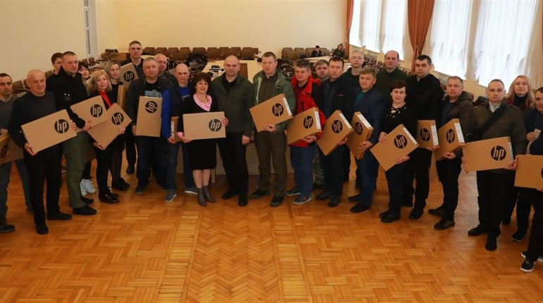 Понад 5 тисяч вчителів Запорізької області отримали ноутбуки від благодійного фонду Олени Зеленської