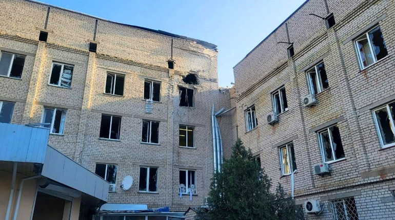 Ворожі обстріли на Херсонщині: зруйновані будинки, пошкоджена лікарня, підприємство та АЗС