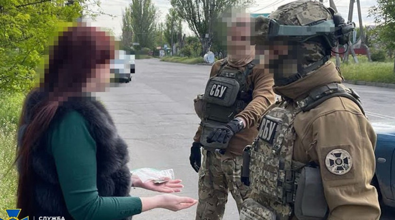 Працювала на фсб та корегувала ворожі обстріли: у Херсоні затримали медсестру-зрадницю