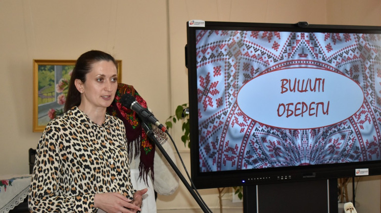 В Конотопі відкрили виставку вишиванок «Вишиті обереги». Де можна її подивитися