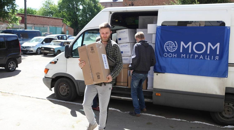 Гуманітарні штаби Луганщини продовжують допомагати переселенцям. Що видають в хабах громад