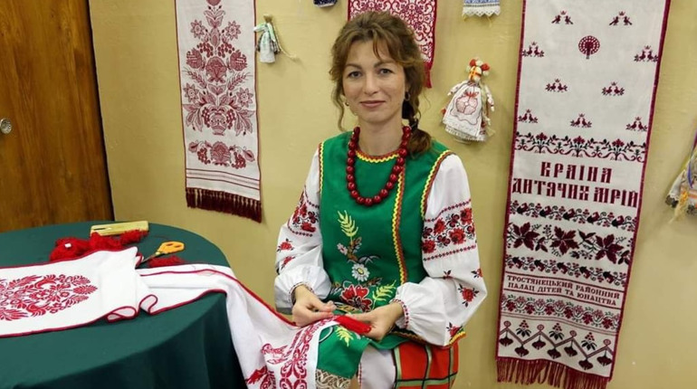 Червоно-чорна кольорова гамма та рослинні малюнки: які мотиви притаманні вишиванкам Тростянеччини