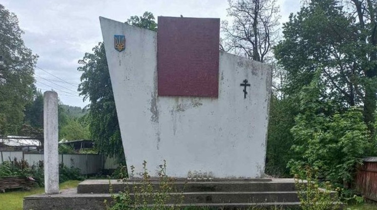 Ще 5 сіл Закарпаття позбулися радянських пам’яток (фото)