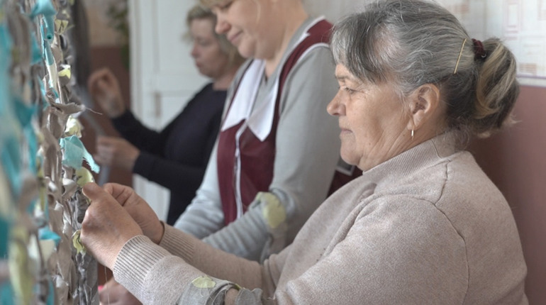 Плетуть сітки, збирають смаколики, одяг, ліки: як у Кам’янській школі допомагають військовим