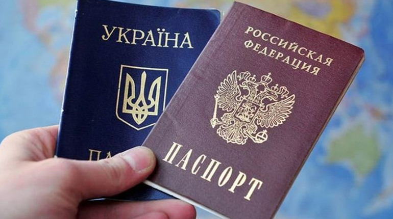Погрожують відключити світло і навіть виселити: мешканців Каховки змушують брати російський паспорт