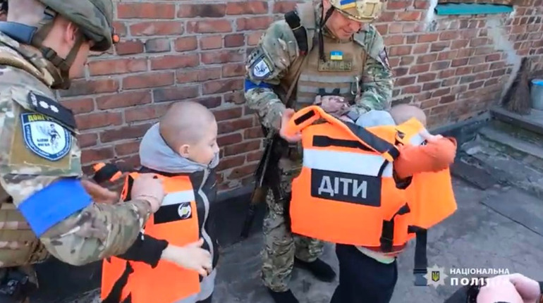Дев'ятирічних близнюків евакуювали "Білі Янголи" з-під Авдіївки