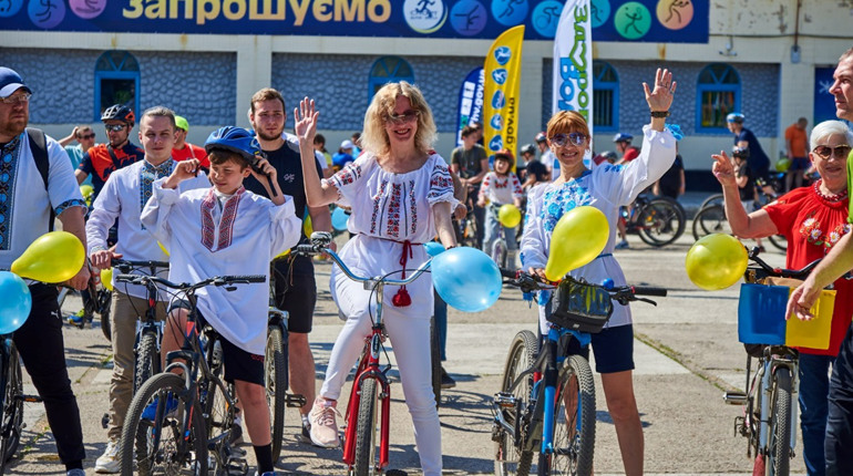 У Жовтих Водах відбувся велопробіг у вишиванках: відео