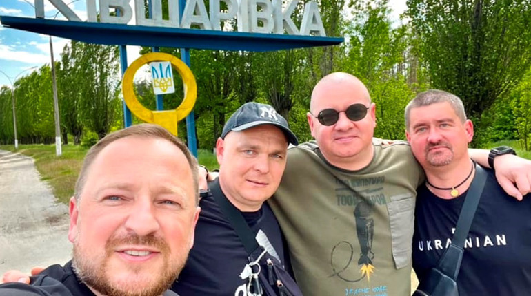Євген Кошовий був на малій батьківщині: що передав землякам і військовим