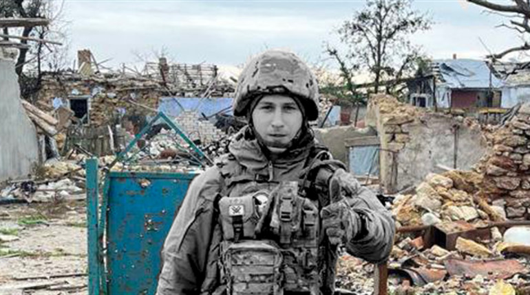 Повернувся в Україну, щоб захищати батьківщину: на Гадяччині провели в останню путь Дениса Ломова