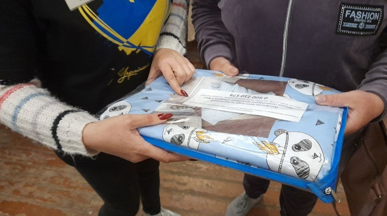 «Ми потребуємо всього». В Добропіллі переселенцям видали гуманітарну допомогу