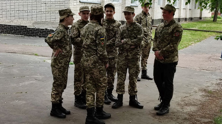 Попри те що викладачів мобілізували, діти стали джурами та беруть участь у всеукраїнських змаганнях