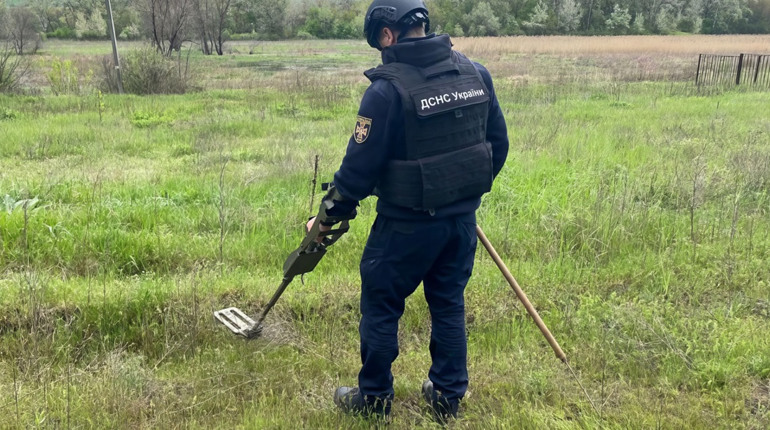 У Біляївці рятувальники виявили та знищили гранату, а після зливи відкачували дощову воду з дворів