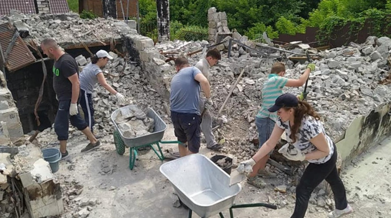 Бо можемо. На Чернігівщині добровольці допомагають місцевим відновлювати пошкоджене росіянами житло
