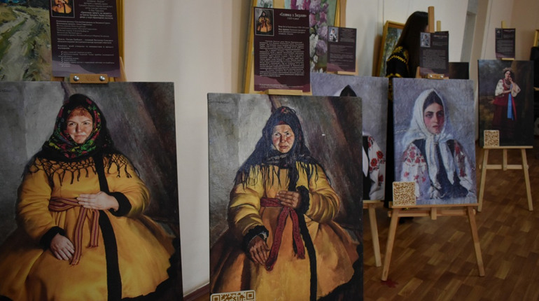 «Ми хотіли зацікавити молодь українським мистецтвом». У Конотопі відкрилася унікальна виставка