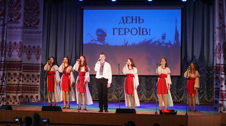 У Тростянці на благодійному заході виступили місцеві ансамблі та продавали сувеніри