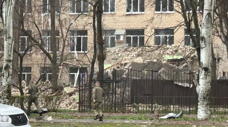 У Мелітополі російські загарбники заселилися в будівлю навчального закладу, по якому вже "прилітало"