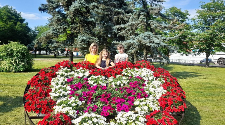 У місті заквітчали одну із візитівок - напис "Я люблю Красноград". Фоторепортаж