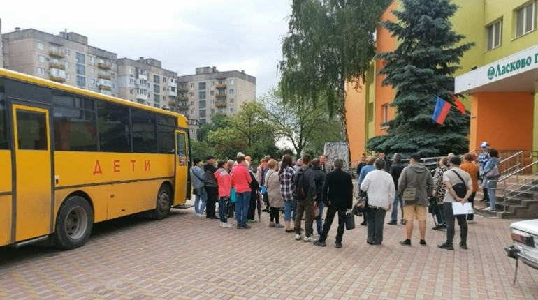 Примусова паспортизація. На Луганщині для оформлення "аусвайса РФ" людей звозять автобусами