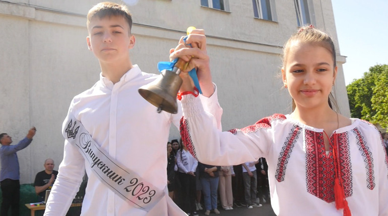 Останній дзвоник пролунав для 58 шосткинських гімназистів-випускників
