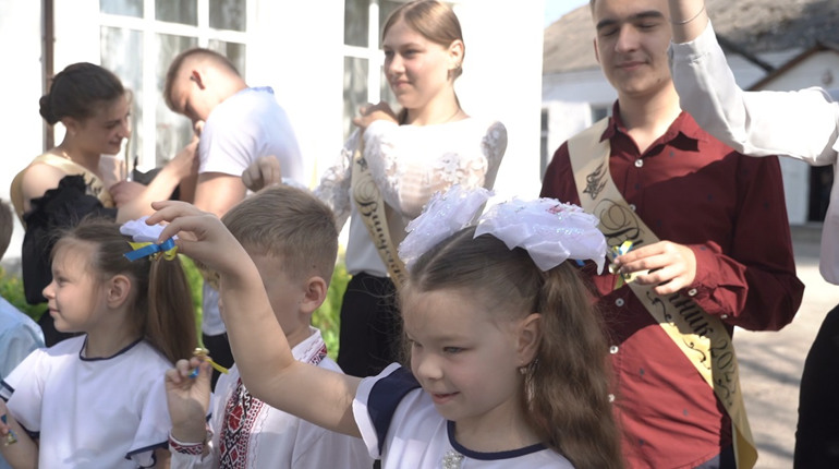 У третій школі Тростянця пролунав останній дзвоник. Фоторепортаж із шкільного свята