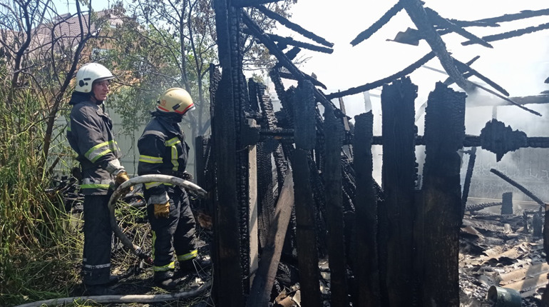У Мені згорів сарай. Господаря в цей час не було вдома.