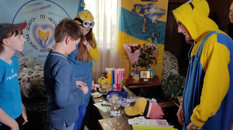1 червня у Шостці волонтери вручали подарунки дітям загиблих захисників