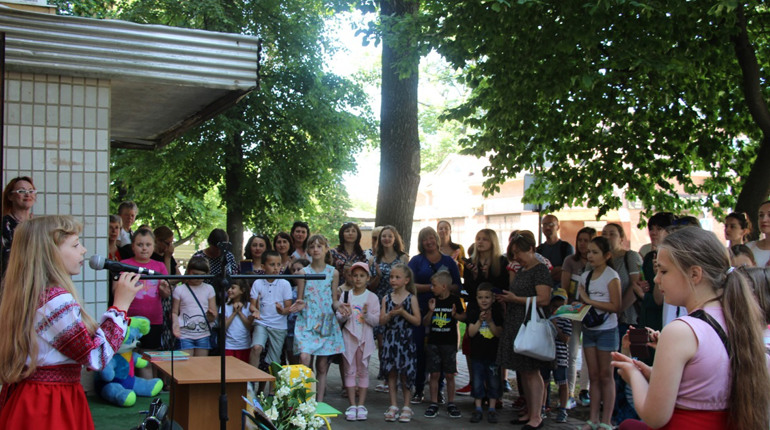 Благодійний концерт та відкриття стінопису дитячої бібліотеки. Фоторепортаж