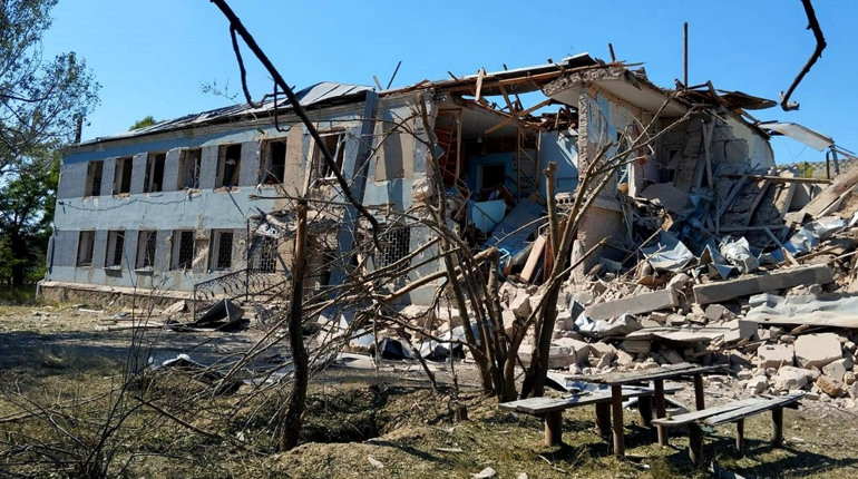 Наслідки чергової ворожої атаки на Херсонщині: пошкоджені завод, школа, житлові будинки