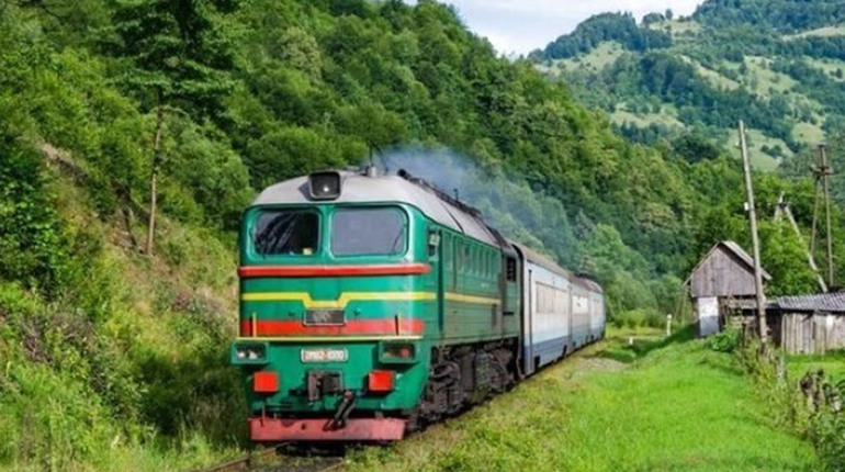 Через ремонт колій тимчасово зміняться графіки потягів Рахова. Подробиці