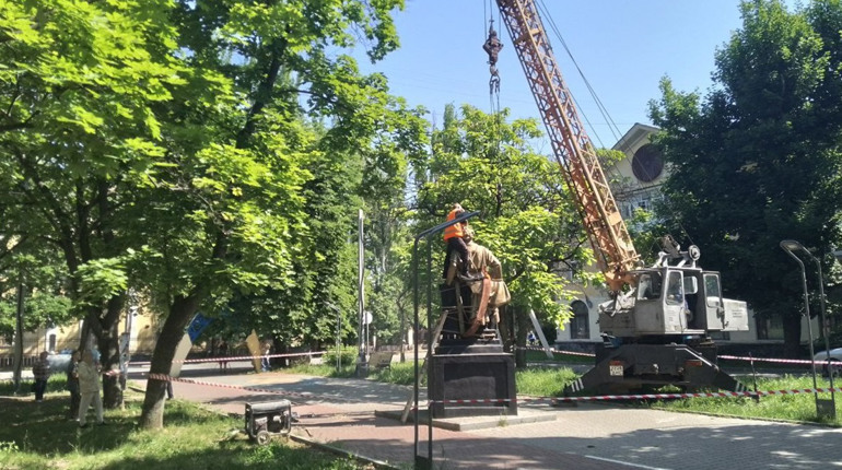 "Відпустка у день народження": у Жовтих Водах демонтували пам'ятник Пушкіну. Відео