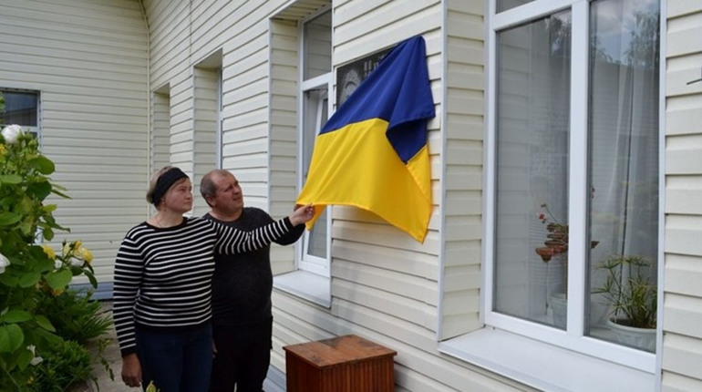 У Краснолуцькій громаді відкрили меморіальну дошку полеглому захиснику Віталію Потапенку