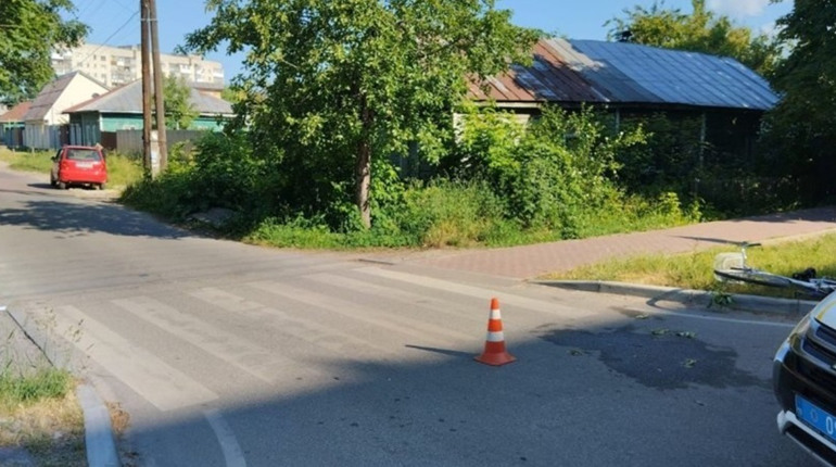 У Шостці автівка збила велосипедистку: який стан потерпілої