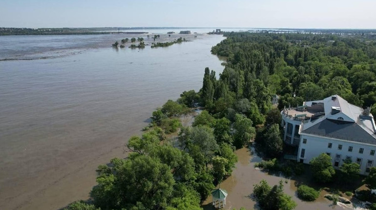 На правобережжі підтоплені хати і автодороги
