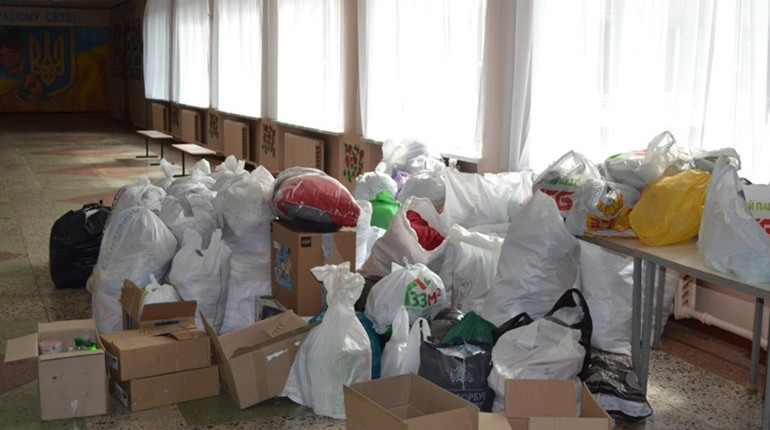 Куди южноукраїнцям нести допомогу для постраждалих херсонців та що потрібно. Оновлено