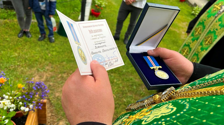 Родичам трьох полеглих воїнів Рахівської ТГ єпископ Варсонофій передав посмертні відзнаки